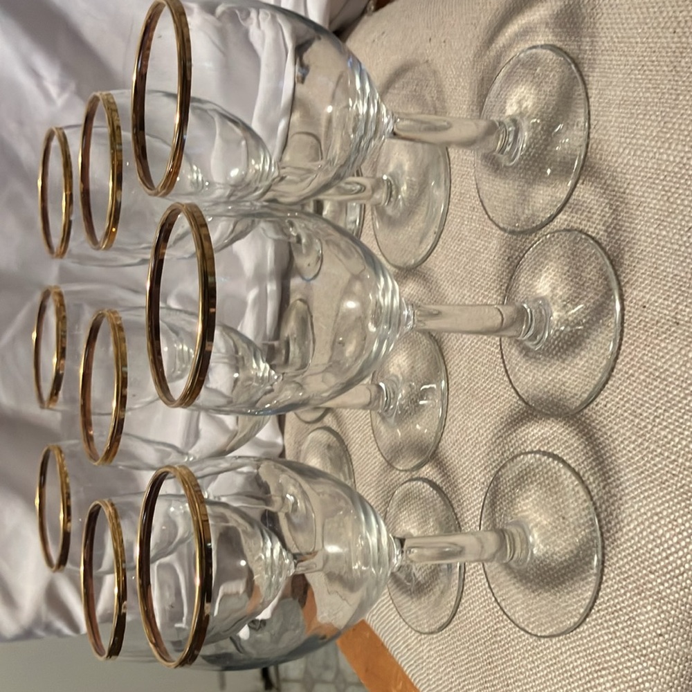 Like new.   Set of 9 simple wine glasses (from 1990s-2000s ). with gold edge - Picture 10 of 10